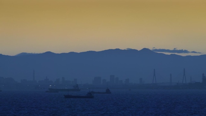 晴朗的日子里，富士山和横滨的夜景