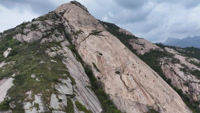 航拍山东文登界石镇梨眼沟摩崖巨石北极坡