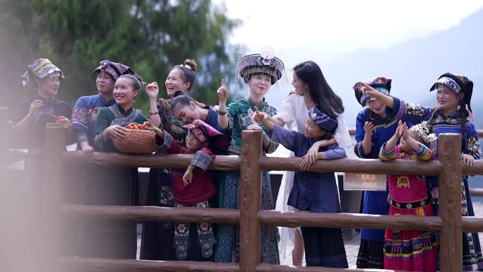 美女进苗寨旅游体验苗族少数民族文化