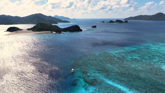 日本冲绳那霸附近的Kerama群岛无人居住区域的航拍照片