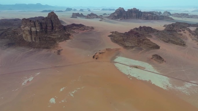 约旦瓦迪拉姆沙漠鸟瞰图——无人机拍摄