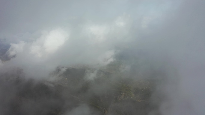 4K航拍穿高山云海秋景