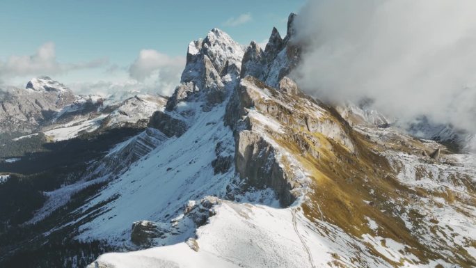 冬季鸟瞰塞塞达山外国人登山运动高原雪山白