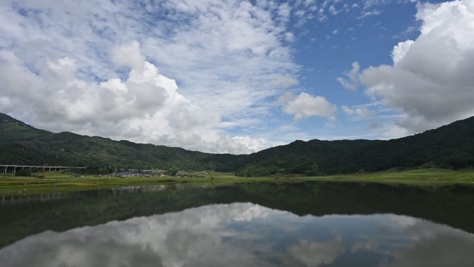 山间湖泊倒映蓝天白云的延时视频