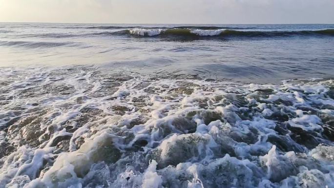 大海潮汐涨潮波浪波涛汹涌浪花冲击海边冲浪