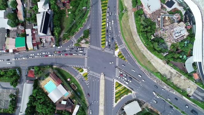 2023年7月8日至2023年7月8日，泰国普吉岛柏油路下的道路和隧道上的车辆交叉路口的空中无人机飞