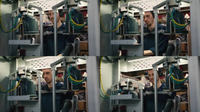一名身穿蓝色制服、头戴黑色耳机的男子一边听音乐，一边在一家工厂的一台特殊机器上工作。视频拍摄的高质量