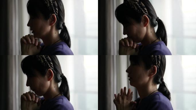 一个双手合十祈祷的女人