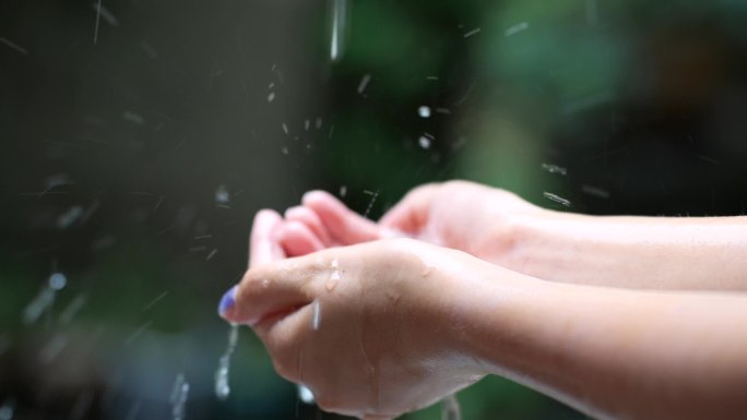 升格实拍房檐下接雨水玩耍的女孩手部特写