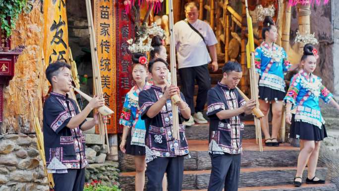 少数民族苗族人吹芦笙载歌载舞