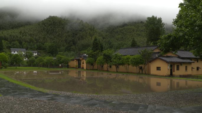 井冈山雨中村落