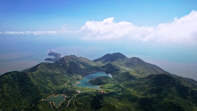 大海航拍 福建霞浦嵛山岛天湖蓝天白云岛屿