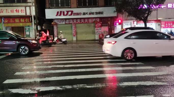 雨夜街景下雨天的夜晚街上车流车灯逆光雨夜