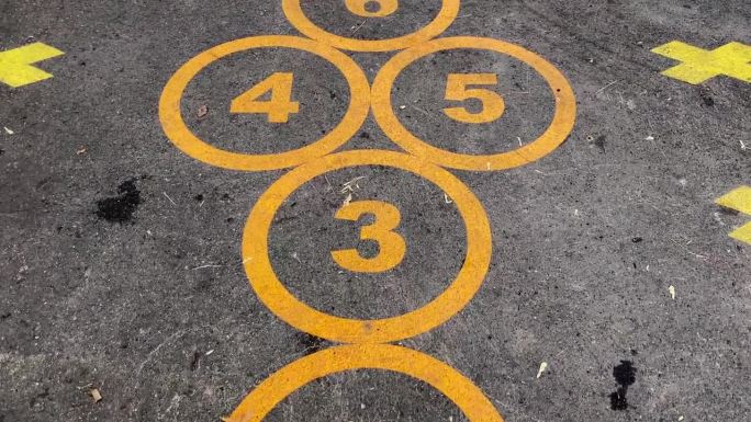 圆圈上的数字定义了街上的跳房子游戏