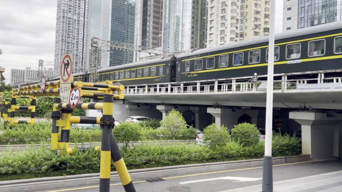 中国铁路新绿皮火车从深圳站始发向北驰骋