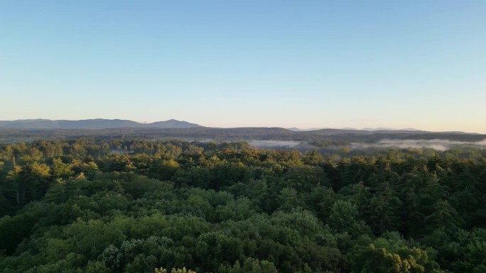 山景与薄雾在一个清晰的早晨日出(黎明在卡茨基尔山，哈德逊河谷，纽约州北部，森林景观)转向