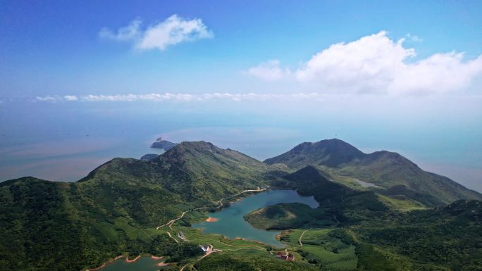 大海航拍 福建霞浦嵛山岛天湖蓝天白云岛屿