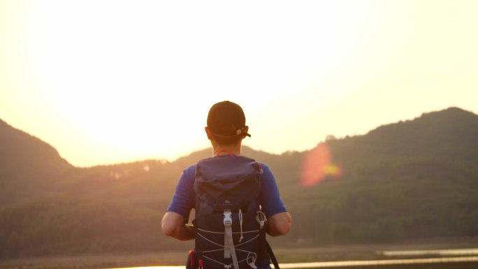 背包徒步旅行阳光人物背影