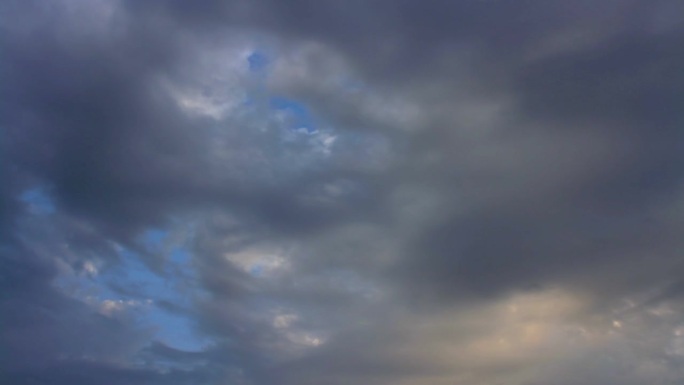 乌云划过深蓝色的天空。15秒，30帧/秒的高清延时云景。