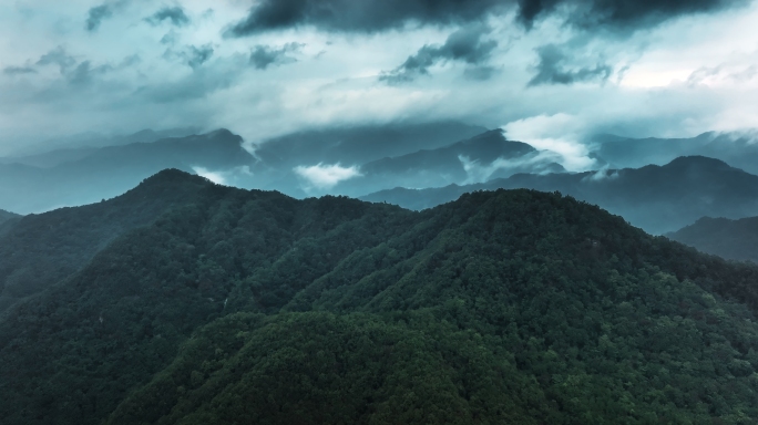 水墨山川云雾