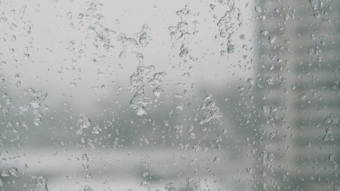 窗玻璃上结着霜霜，窗外冬天下着暴风雪和雪。天气变化、背景