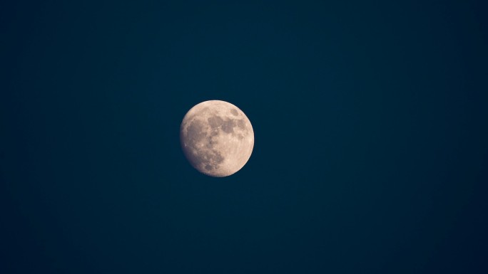 一轮皎洁的月亮慢慢升起