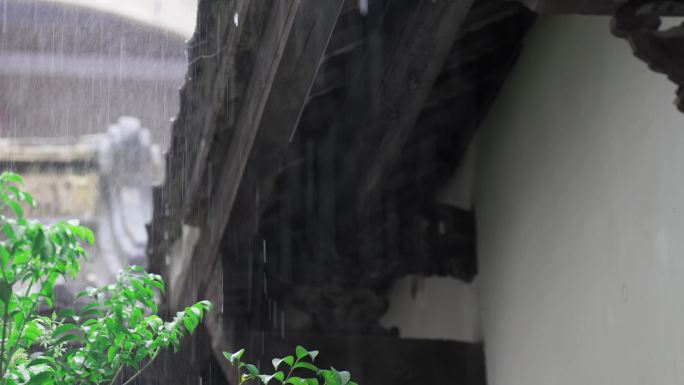 4K升格实拍在中式庭院内滴水的房檐