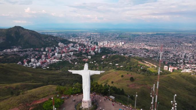 无人机拍摄的救世主基督雕像以里约热内卢的城市景观为背景