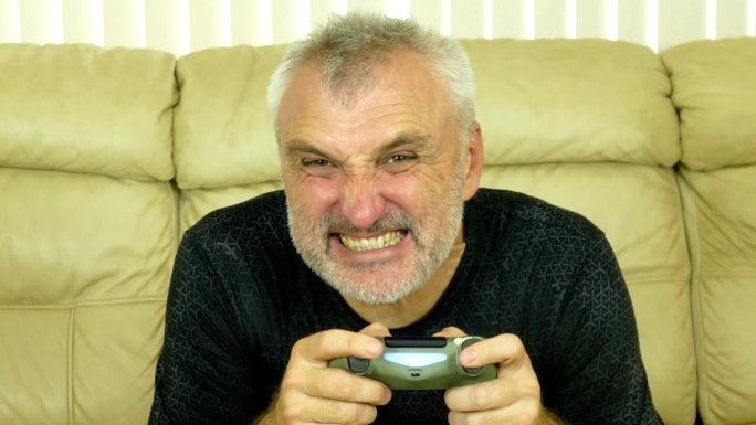 老人在玩电子游戏外国人实拍素材