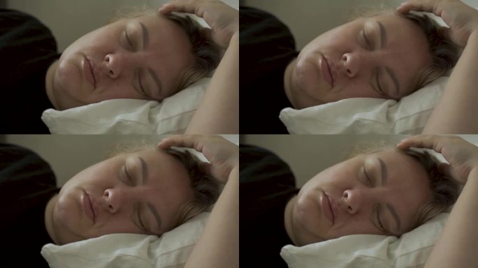 冷静的女人在柔软的枕头上睡得很香。
