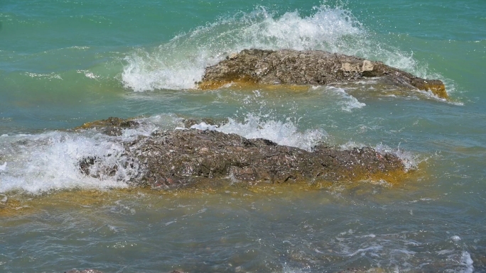 海浪泡沫拍打礁石