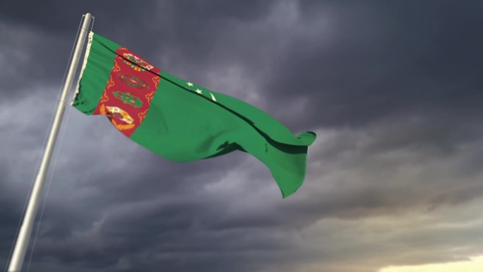 在天气预报的背景下，土库曼斯坦国旗在厚重的晚霞上飘扬