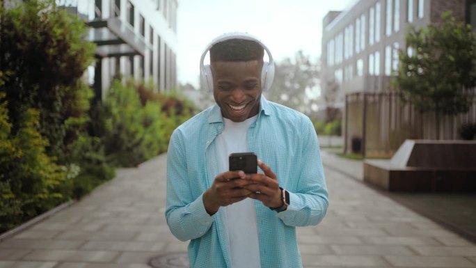 一名非裔美国男子在电话里看搞笑视频时大笑