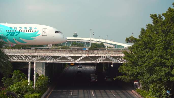广州白云国际机场中国南方航空飞机滑行