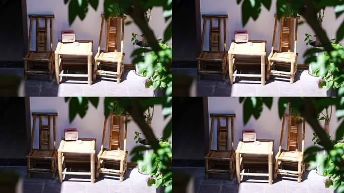 阳光下的怀旧竹椅子