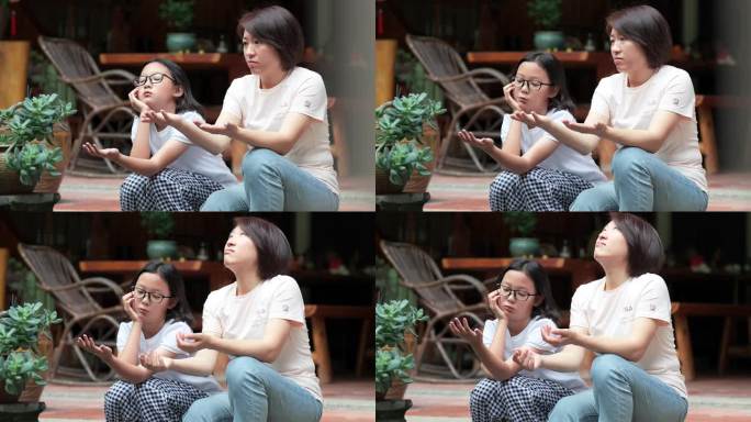 4K升格实拍坐在中式庭院纳台阶上聊天母女