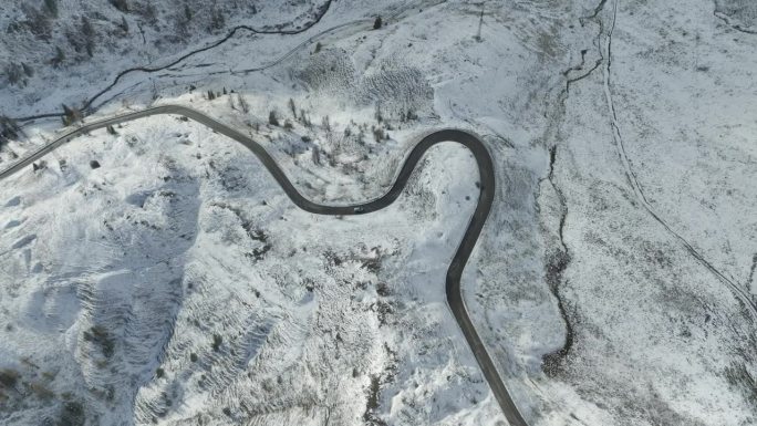 冬季白云石蜿蜒的道路鸟瞰图