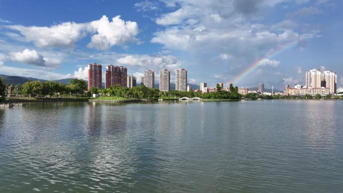瑞丽市弄莫湖湿地公园上空的彩虹
