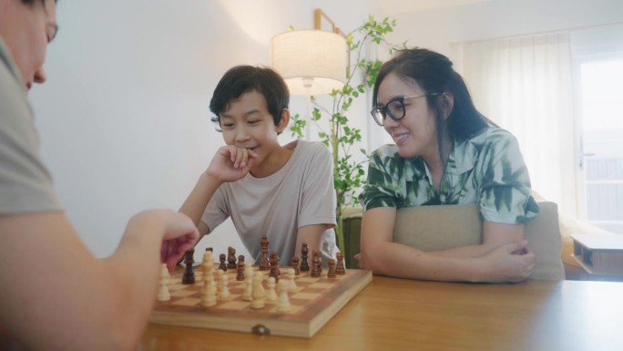 家庭时光，父子俩边下棋边有说有笑。