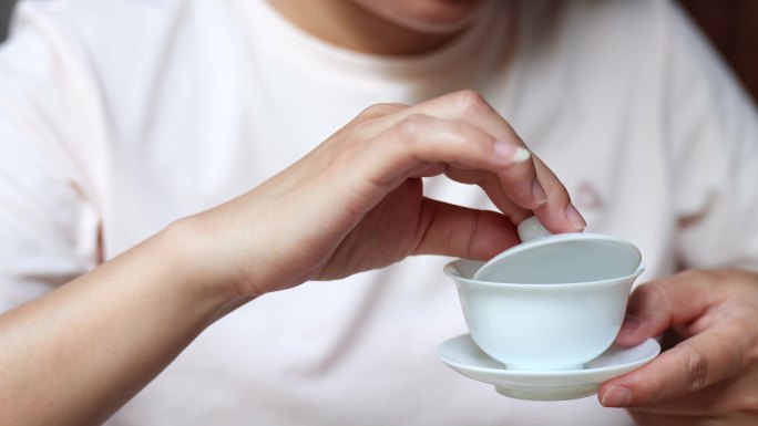 4K升格实拍喝中式盖碗茶的女性特写