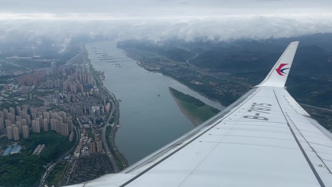 飞机降落第一视角飞机窗外城市建筑风光风景