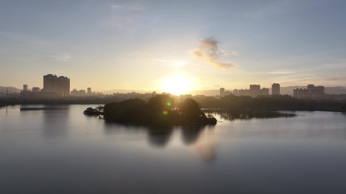 清晨的阳光照射在城市湿地公园上