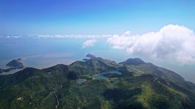 大海航拍 福建霞浦嵛山岛天湖蓝天白云岛屿