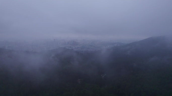 清晨云雾里的昆明城市