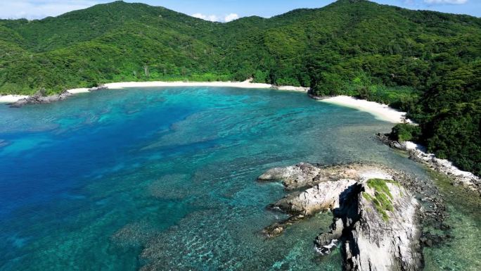 空中无人机拍摄的日本太平洋冲绳的阿卡岛
