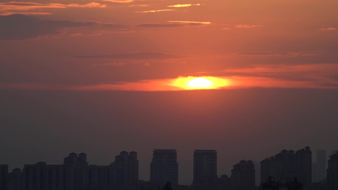 夕阳躲入云层的空镜