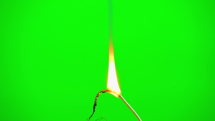 火焰燃烧电线电缆在绿色屏幕背景