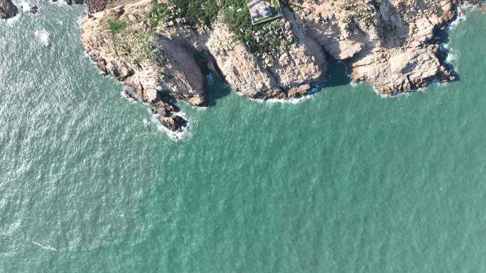 海边悬崖俯拍海岛海岸线岛屿岸边海水拍打