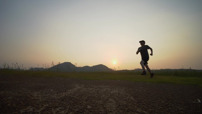 夕阳慢跑跑步人物剪影