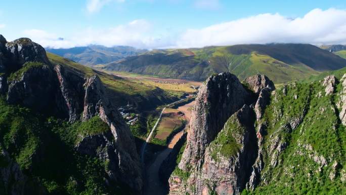 航拍西藏类乌齐山川河流田园景观